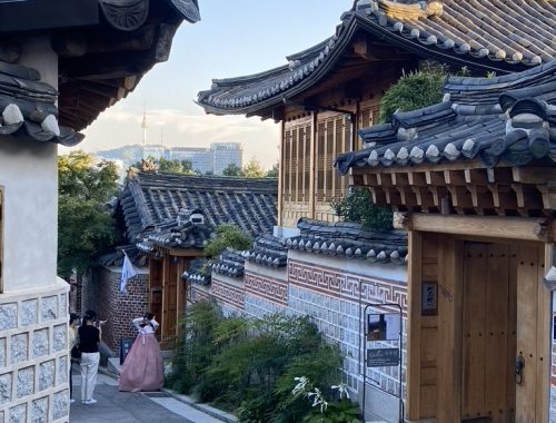 bukchon visite hôtel auberge de jeunesse café coréen séoul village traditionnel métro hanbok