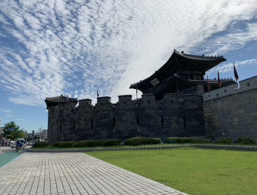 hôtel suwon hwaseong forteresse citadelle remparts lumière randonnée auberge jeunesse airbnb train bus voyage guide touristique