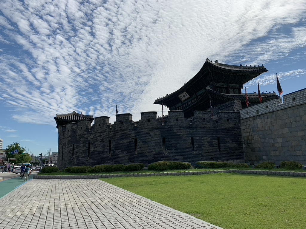 hôtel suwon hwaseong forteresse citadelle remparts lumière randonnée auberge jeunesse airbnb train bus voyage guide touristique