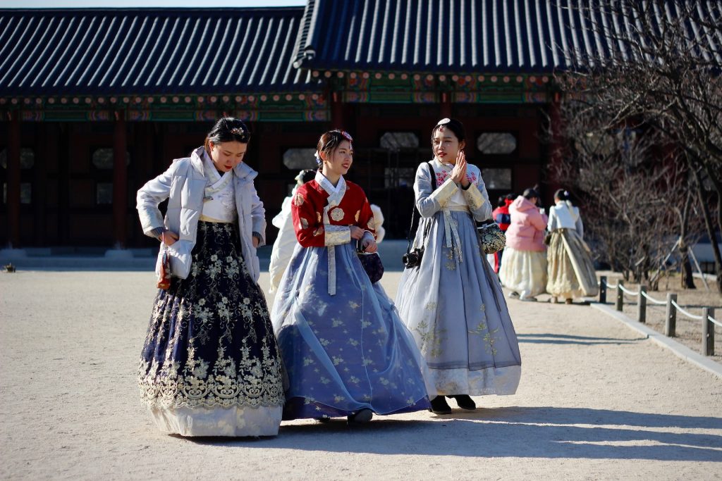 visiter palais corée coupe file gratuitement hanbok vêtement traditionnel location louer séoul guide touristique